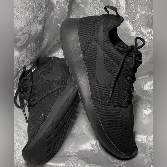 Nike Roshe One Mesh Sneakers In Black, Size 7.5 - Picture 3 of 6